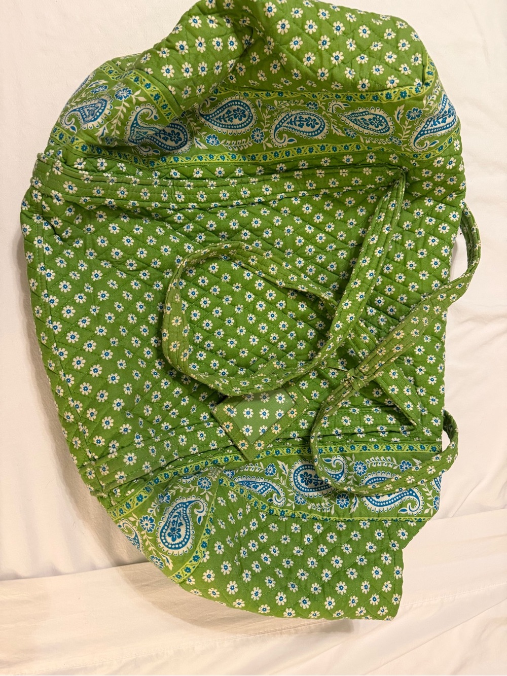 Vera Bradley Green Apple
1 hanging bag
2 duffel bags
1 tote bag
1 jewelry case - Picture 2 of 6